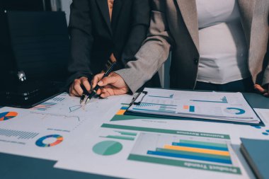 İş adamlarından oluşan bir ekip, pazarlama planı, piyasa araştırma raporları ve gelir istatistikleri, Mali ve Muhasebe kavramının verilerini analiz etmek üzere toplanıyor..