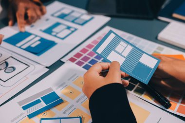 Tasarımcı takım uxui sistemini yeni telefonlar ve destek sistemi güncellemeleri üzerinde iyi çalışması için tasarlıyor. Web sitesi geliştirme konsepti UI UX ön uç tasarımcısı