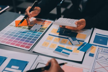 Tasarımcı takım uxui sistemini yeni telefonlar ve destek sistemi güncellemeleri üzerinde iyi çalışması için tasarlıyor. Web sitesi geliştirme konsepti UI UX ön uç tasarımcısı