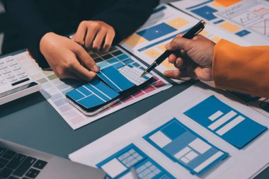 Tasarımcı takım uxui sistemini yeni telefonlar ve destek sistemi güncellemeleri üzerinde iyi çalışması için tasarlıyor. Web sitesi geliştirme konsepti UI UX ön uç tasarımcısı