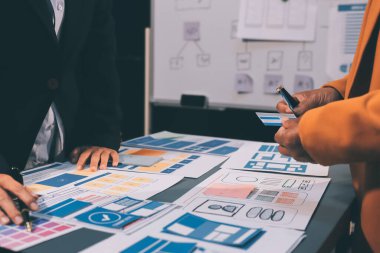 Tasarımcı takım uxui sistemini yeni telefonlar ve destek sistemi güncellemeleri üzerinde iyi çalışması için tasarlıyor. Web sitesi geliştirme konsepti UI UX ön uç tasarımcısı