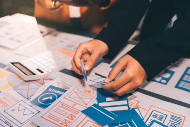 Tasarımcı takım uxui sistemini yeni telefonlar ve destek sistemi güncellemeleri üzerinde iyi çalışması için tasarlıyor. Web sitesi geliştirme konsepti UI UX ön uç tasarımcısı