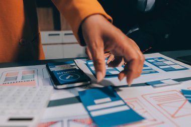 Tasarımcı takım uxui sistemini yeni telefonlar ve destek sistemi güncellemeleri üzerinde iyi çalışması için tasarlıyor. Web sitesi geliştirme konsepti UI UX ön uç tasarımcısı