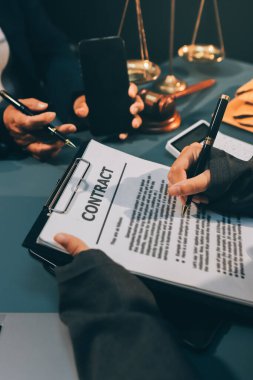 Yargıç Gavin ve Adalet Avukatları hukuk firmasının arka planında takım toplantısı yapıyorlar. Hukuk ve Hukuk Hizmetleri kavramları.