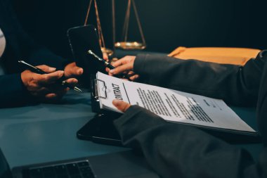 Yargıç Gavin ve Adalet Avukatları hukuk firmasının arka planında takım toplantısı yapıyorlar. Hukuk ve Hukuk Hizmetleri kavramları.