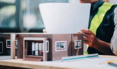 İnşaat alanında inşaat planı olan ekip mühendisleri. Mühendis olay yerinde çalışıyor. Mühendis ziyareti ve teftiş alanı mühendisi. Mühendis kontrolü ve inşaat alanında çalışma.