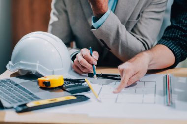 İnşaat alanında inşaat planı olan ekip mühendisleri. Mühendis olay yerinde çalışıyor. Mühendis ziyareti ve teftiş alanı mühendisi. Mühendis kontrolü ve inşaat alanında çalışma.