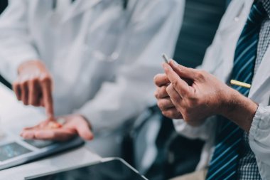 Bir grup pratisyen hekim hastanede birlikte çalışıyor ve tıbbi taramaları analiz ediyor.