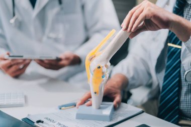 Bir grup pratisyen hekim hastanede birlikte çalışıyor ve tıbbi taramaları analiz ediyor.