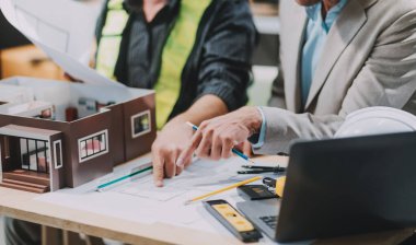 İnşaat alanında inşaat planı olan ekip mühendisleri. Mühendis olay yerinde çalışıyor. Mühendis ziyareti ve teftiş alanı mühendisi. Mühendis kontrolü ve inşaat alanında çalışma.