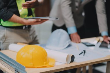 İnşaat alanında inşaat planı olan ekip mühendisleri. Mühendis olay yerinde çalışıyor. Mühendis ziyareti ve teftiş alanı mühendisi. Mühendis kontrolü ve inşaat alanında çalışma.