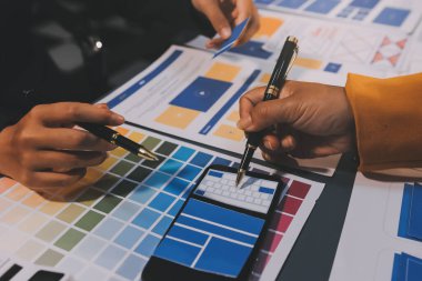 Tasarımcı takım uxui sistemini yeni telefonlar ve destek sistemi güncellemeleri üzerinde iyi çalışması için tasarlıyor. Web sitesi geliştirme konsepti UI UX ön uç tasarımcısı