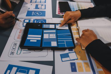 Tasarımcı takım uxui sistemini yeni telefonlar ve destek sistemi güncellemeleri üzerinde iyi çalışması için tasarlıyor. Web sitesi geliştirme konsepti UI UX ön uç tasarımcısı