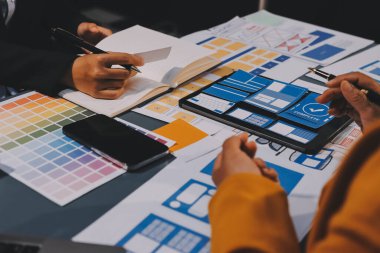 Tasarımcı takım uxui sistemini yeni telefonlar ve destek sistemi güncellemeleri üzerinde iyi çalışması için tasarlıyor. Web sitesi geliştirme konsepti UI UX ön uç tasarımcısı