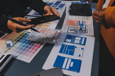 Tasarımcı takım uxui sistemini yeni telefonlar ve destek sistemi güncellemeleri üzerinde iyi çalışması için tasarlıyor. Web sitesi geliştirme konsepti UI UX ön uç tasarımcısı