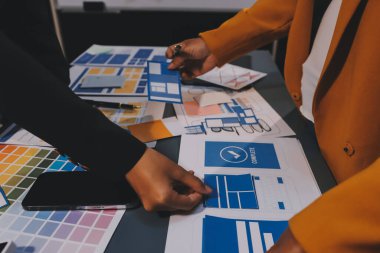 Tasarımcı takım uxui sistemini yeni telefonlar ve destek sistemi güncellemeleri üzerinde iyi çalışması için tasarlıyor. Web sitesi geliştirme konsepti UI UX ön uç tasarımcısı