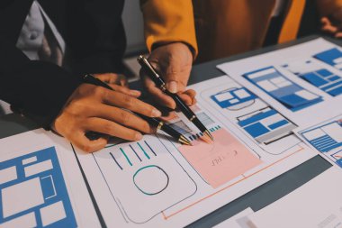 Tasarımcı takım uxui sistemini yeni telefonlar ve destek sistemi güncellemeleri üzerinde iyi çalışması için tasarlıyor. Web sitesi geliştirme konsepti UI UX ön uç tasarımcısı