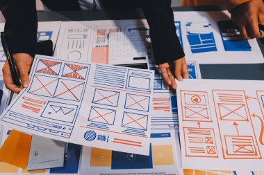 Tasarımcı takım uxui sistemini yeni telefonlar ve destek sistemi güncellemeleri üzerinde iyi çalışması için tasarlıyor. Web sitesi geliştirme konsepti UI UX ön uç tasarımcısı