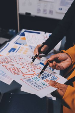 Tasarımcı takım uxui sistemini yeni telefonlar ve destek sistemi güncellemeleri üzerinde iyi çalışması için tasarlıyor. Web sitesi geliştirme konsepti UI UX ön uç tasarımcısı