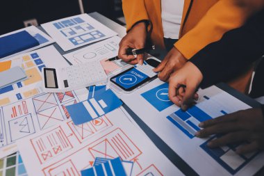 Tasarımcı takım uxui sistemini yeni telefonlar ve destek sistemi güncellemeleri üzerinde iyi çalışması için tasarlıyor. Web sitesi geliştirme konsepti UI UX ön uç tasarımcısı