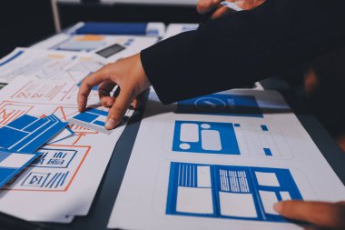 Tasarımcı takım uxui sistemini yeni telefonlar ve destek sistemi güncellemeleri üzerinde iyi çalışması için tasarlıyor. Web sitesi geliştirme konsepti UI UX ön uç tasarımcısı