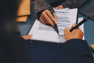 Yargıç Gavin ve Adalet Avukatları hukuk firmasının arka planında takım toplantısı yapıyorlar. Hukuk ve Hukuk Hizmetleri kavramları.