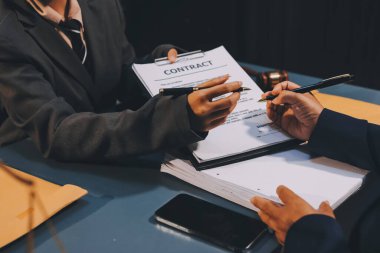 Yargıç Gavin ve Adalet Avukatları hukuk firmasının arka planında takım toplantısı yapıyorlar. Hukuk ve Hukuk Hizmetleri kavramları.