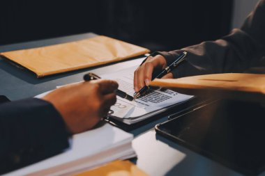 Yargıç Gavin ve Adalet Avukatları hukuk firmasının arka planında takım toplantısı yapıyorlar. Hukuk ve Hukuk Hizmetleri kavramları.