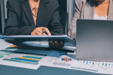 İş adamlarından oluşan bir ekip, pazarlama planı, piyasa araştırma raporları ve gelir istatistikleri, Mali ve Muhasebe kavramının verilerini analiz etmek üzere toplanıyor..