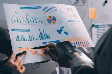 İş adamları iş stratejilerini analiz ediyor ve planlıyorlar.