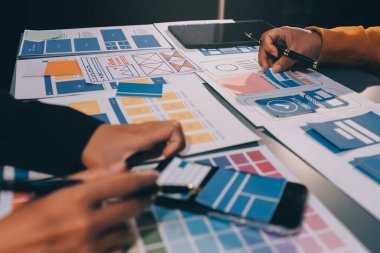Tasarımcı takım uxui sistemini yeni telefonlar ve destek sistemi güncellemeleri üzerinde iyi çalışması için tasarlıyor. Web sitesi geliştirme konsepti UI UX ön uç tasarımcısı