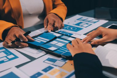 Tasarımcı takım uxui sistemini yeni telefonlar ve destek sistemi güncellemeleri üzerinde iyi çalışması için tasarlıyor. Web sitesi geliştirme konsepti UI UX ön uç tasarımcısı