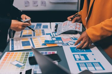 Tasarımcı takım uxui sistemini yeni telefonlar ve destek sistemi güncellemeleri üzerinde iyi çalışması için tasarlıyor. Web sitesi geliştirme konsepti UI UX ön uç tasarımcısı