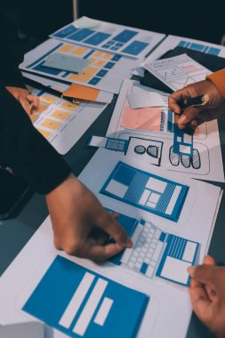 Tasarımcı takım uxui sistemini yeni telefonlar ve destek sistemi güncellemeleri üzerinde iyi çalışması için tasarlıyor. Web sitesi geliştirme konsepti UI UX ön uç tasarımcısı