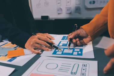 Tasarımcı takım uxui sistemini yeni telefonlar ve destek sistemi güncellemeleri üzerinde iyi çalışması için tasarlıyor. Web sitesi geliştirme konsepti UI UX ön uç tasarımcısı