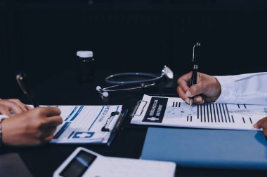 Güvenilir temsilci eczacılık hastanedeki doktor ve hemşire ekibine yeni ilaçlar gösteriyor. Bir grup doktora ilaç şişesini gösteren ve ilaç dozajını açıklayan yetişkin bir uzman..