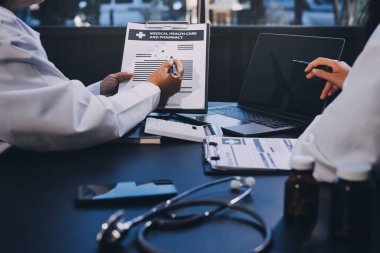 Doktorlar toplantı odasında anatomi ve patoloji hakkında konuşmak için toplanıyorlar. Tıbbi ekibin işi.