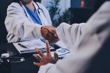 Doktorlar el sıkışıyor, hastanede birlikte çalışıyoruz..