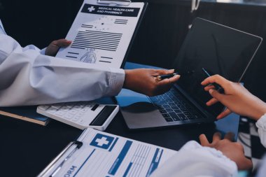 Doktorlar toplantı odasında anatomi ve patoloji hakkında konuşmak için toplanıyorlar. Tıbbi ekibin işi.