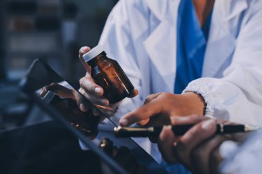 Dijital tablet sağlık doktoru teknolojisi tableti üzerinde çalışan tıbbi ekip hastanedeki tıbbi raporların sonuçlarını analiz etti..