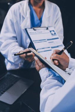 Dijital tablet sağlık doktoru teknolojisi tableti üzerinde çalışan tıbbi ekip hastanedeki tıbbi raporların sonuçlarını analiz etti..