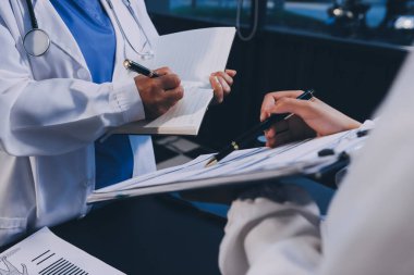 Dijital tablet sağlık doktoru teknolojisi tableti üzerinde çalışan tıbbi ekip hastanedeki tıbbi raporların sonuçlarını analiz etti..