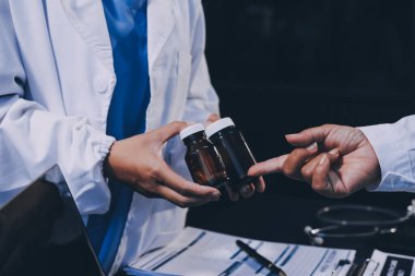 Dijital tablet sağlık doktoru teknolojisi tableti üzerinde çalışan tıbbi ekip hastanedeki tıbbi raporların sonuçlarını analiz etti..