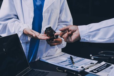 Dijital tablet sağlık doktoru teknolojisi tableti üzerinde çalışan tıbbi ekip hastanedeki tıbbi raporların sonuçlarını analiz etti..