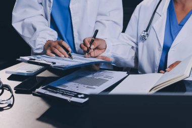 Dijital tablet sağlık doktoru teknolojisi tableti üzerinde çalışan tıbbi ekip hastanedeki tıbbi raporların sonuçlarını analiz etti..