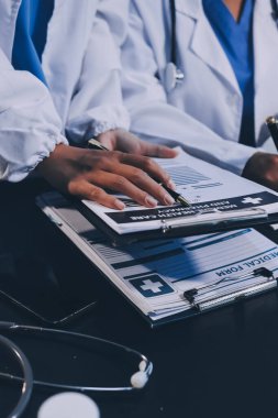 Dijital tablet sağlık doktoru teknolojisi tableti üzerinde çalışan tıbbi ekip hastanedeki tıbbi raporların sonuçlarını analiz etti..