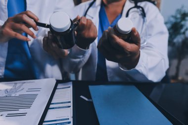 Hastane tıbbı çok etik insanlar grup toplantısı ekibi, aşı eğitimi için hemşire öğrencilerle klinik odasında konuşma. ilaç şişesi