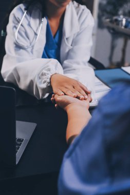 Nazik erkek doktor, beyaz önlüklü danışman yaşlı kadın hasta yaşlı kadının elini tutuyor. Yardım, güvenlik, empati ve destek veriyor, özen ve şefkat gösteriyor. Görüntüyü kapat