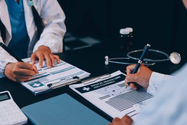 Güvenilir temsilci eczacılık hastanedeki doktor ve hemşire ekibine yeni ilaçlar gösteriyor. Bir grup doktora ilaç şişesini gösteren ve ilaç dozajını açıklayan yetişkin bir uzman..