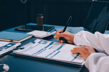 Güvenilir temsilci eczacılık hastanedeki doktor ve hemşire ekibine yeni ilaçlar gösteriyor. Bir grup doktora ilaç şişesini gösteren ve ilaç dozajını açıklayan yetişkin bir uzman..